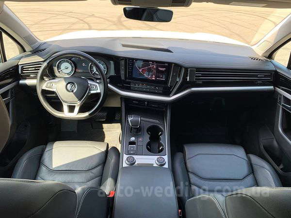 Внедорожник джип на свадьбу Volkswagen Touareg белый