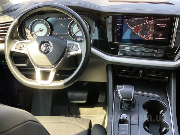 Внедорожник джип на свадьбу Volkswagen Touareg белый