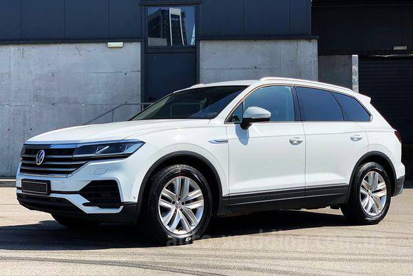 Внедорожник джип на свадьбу Volkswagen Touareg белый