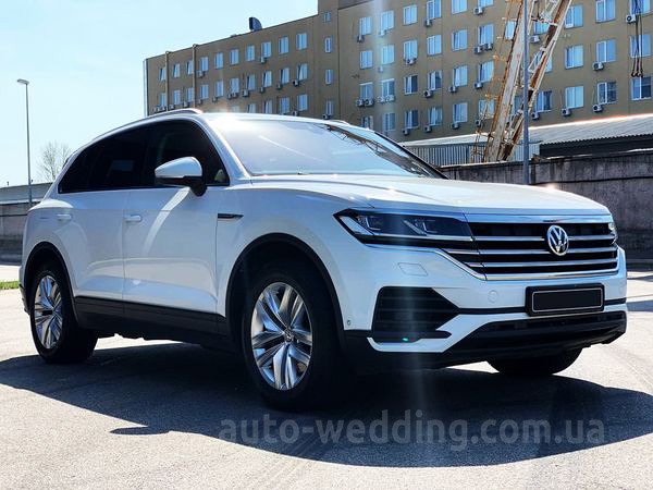 Внедорожник джип на свадьбу Volkswagen Touareg белый