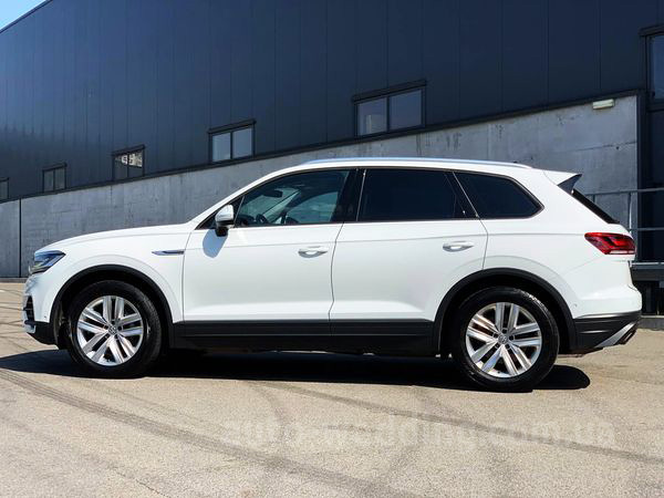Внедорожник джип на свадьбу Volkswagen Touareg белый