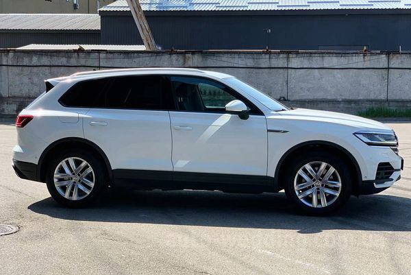 Внедорожник джип на свадьбу Volkswagen Touareg белый