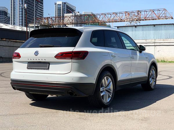 Внедорожник джип на свадьбу Volkswagen Touareg белый