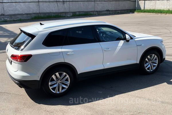 Внедорожник джип на свадьбу Volkswagen Touareg белый