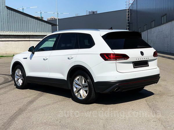 Внедорожник джип на свадьбу Volkswagen Touareg белый